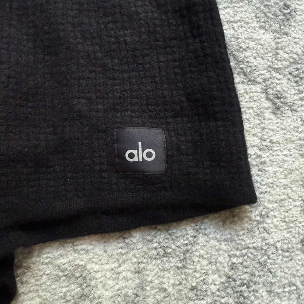 ALO Cashmere High-Waist Plush Waffle Short - Picture 5 of 7